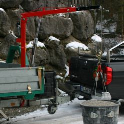 Montážny žeriav s hydraulickým ramenom a hákom