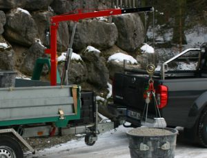 Montážny žeriav s hydraulickým ramenom a hákom