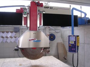 Mostová píla EMP 65 Profi - mostová píla pre všestranné použitie v kamenárskych prevádzkach. Variant s vysokým komfortom obsluhy a možnosťou mnohých ďalších výbav a programového vybavenia. Zákazník: Ing. Ján Sluka – Solid, Jalovec