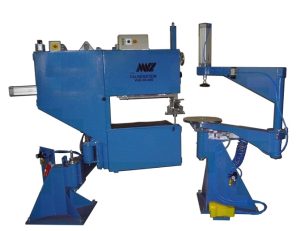 VAR-3S-400 - kontúrovacia píla - manuálny stroj, pohyblivá obrysová píla na sklopnom ramene pre stredné až veľké opracovávané kamene. Zákazníci: Slavomír Slavkovský, Spišská Nová Ves (stroj s automatikou), Ing. Ján Sluka – Solid, Jalovec (stroj bez automatiky), METAL GRANIT spol. s.r.o.