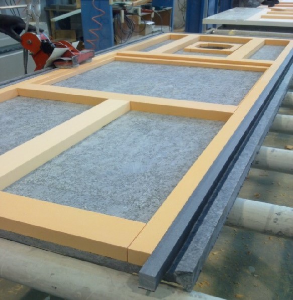 Základová pena pod kamenné platne